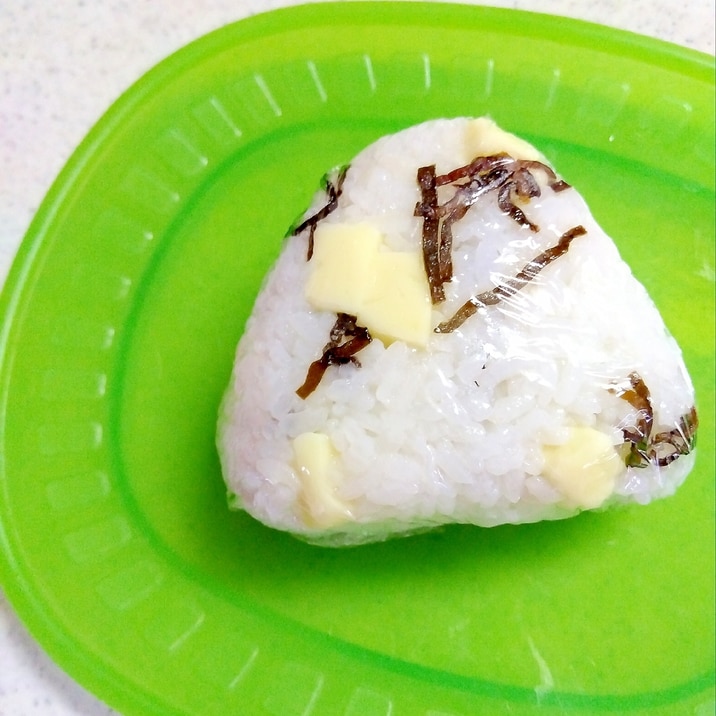 絶対うまい!塩こんぶチーズおにぎり
